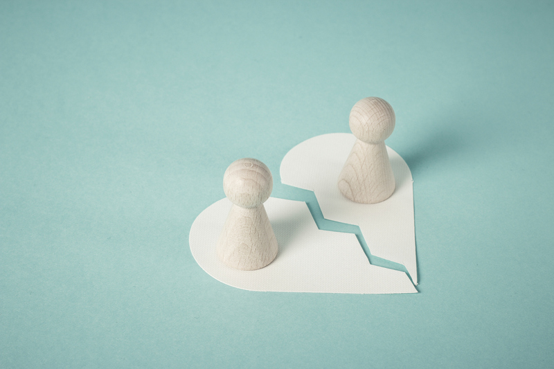 Symbolbild Trennung - ausgeschnittenes gebrochenes Herz.