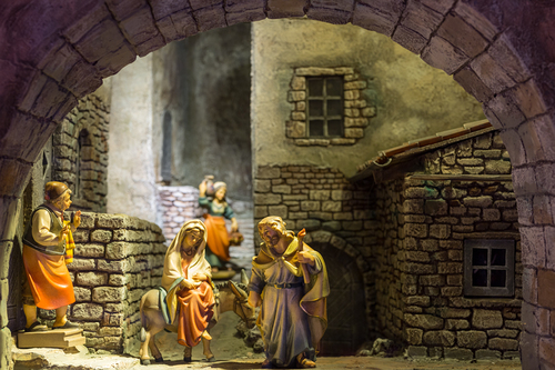 Die Krippe gehört zu den frühesten Symbolen weihnachtlicher Festkultur. Bereits im Jahr 334 ließ Kaiserin Helena über der Geburtshöhle in Bethlehem eine Krippe errichten, die die Geburtsszene zeigt. Der Heilige Franz von Assisi hatte 1223 in Greccio 