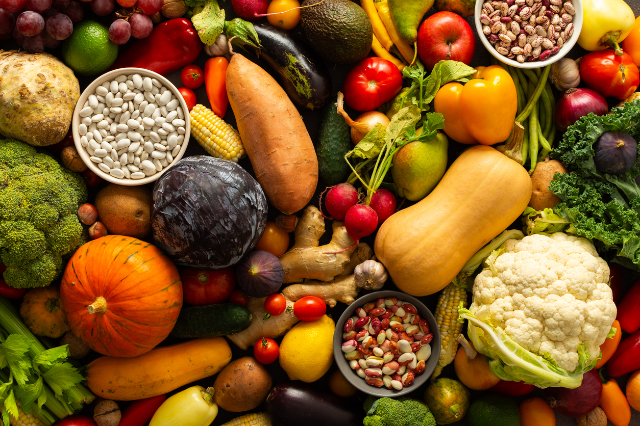 Frisches Gemüse, Obst und Getreide auf einem Tisch