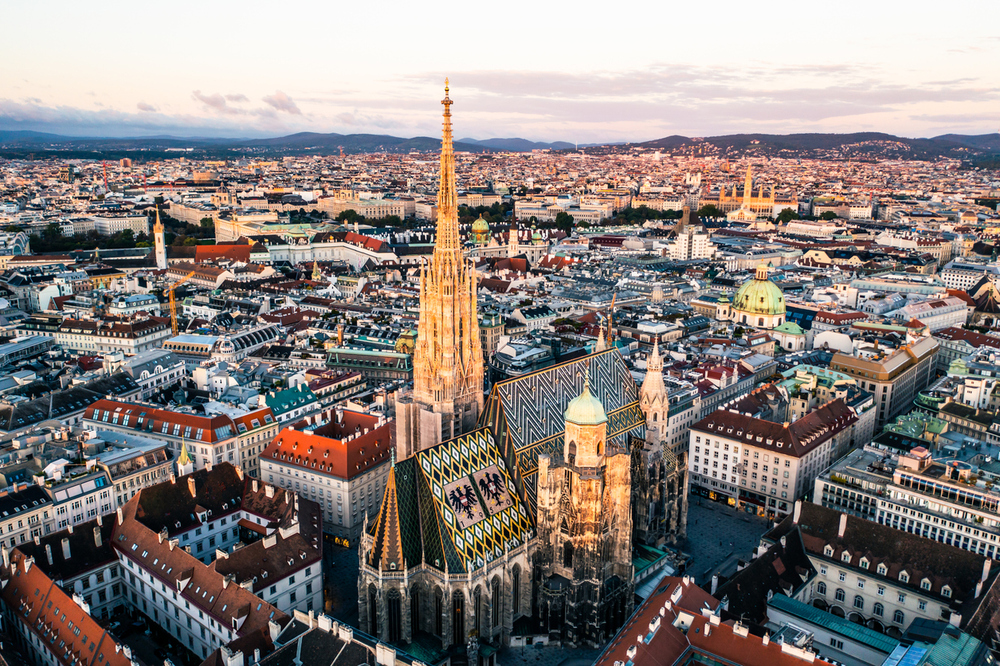 Luftaufnahme von Wien mit dem Stephansdom im Zentrum.