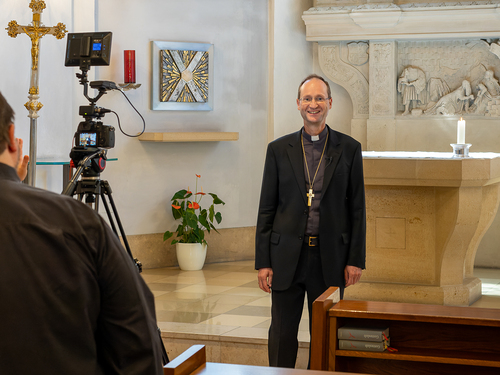 Making of Bilder von Weihbischof Stephan Turnovszky anlässlich eines Videodrehs in der Andreaskapelle in Wien